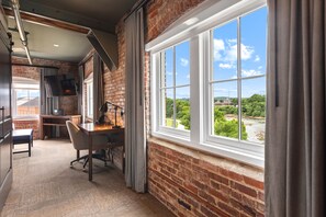 Zimmer, 1 King-Bett, Flussblick | Schreibtisch, laptopgeeigneter Arbeitsplatz, Bügeleisen/Bügelbrett