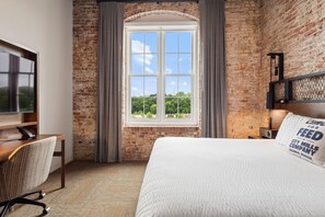 Rom – classic, 1 kingsize-seng, elveutsikt | Utsikt fra rommet