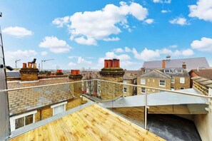 Basic Apartment, 1 Double Bed | Balcony - Stunning 1 Bedroom Apartment With Roof Terrace (London)