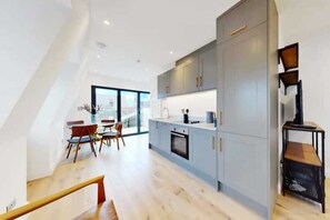 Basic Apartment, 1 Double Bed | Private kitchen | Fridge, microwave, oven, stovetop - Stunning 1 Bedroom Apartment With Roof Terrace (London)