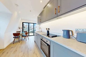 Basic Apartment, 1 Double Bed | Private kitchen | Fridge, microwave, oven, stovetop - Stunning 1 Bedroom Apartment With Roof Terrace (London)