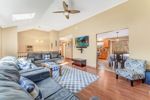 Smart TV, fireplace, foosball, books - CozyPoCoNoGetawaySecluded Home with Hot TUB, Fast  Wi-FI, pet friendly (Albrightsville)