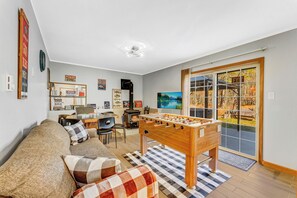 Smart TV, fireplace, foosball, books - CozyPoCoNoGetawaySecluded Home with Hot TUB, Fast  Wi-FI, pet friendly (Albrightsville)