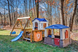 Children's area - CozyPoCoNoGetawaySecluded Home with Hot TUB, Fast  Wi-FI, pet friendly (Albrightsville)