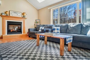 Smart-TV, Kamin, Tischfußball, Bücher