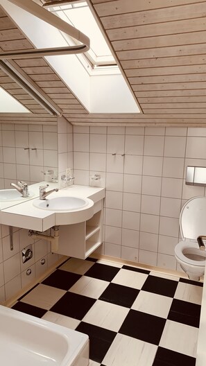 Apartment | Bathroom | Shower, free toiletries, towels, toilet paper - Herziges Apartment Mitten im Schoenen Thurgau (Frauenfeld)
