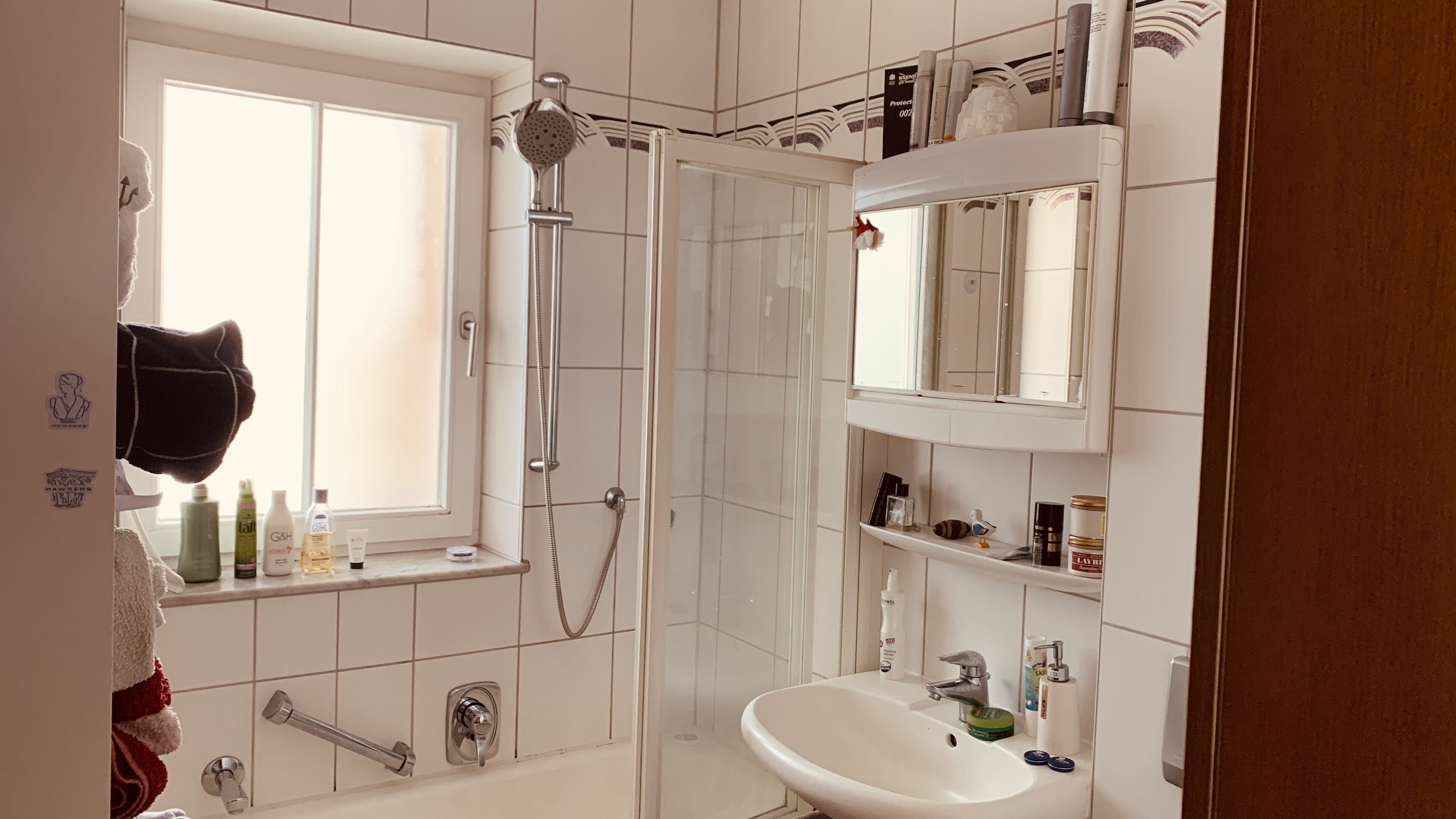 Apartamento | Banheiro | Chuveiro, secador de cabelo, toalhas de banho, shampoo
