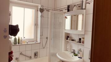 Apartamento | Banheiro | Chuveiro, secador de cabelo, toalhas de banho, shampoo
