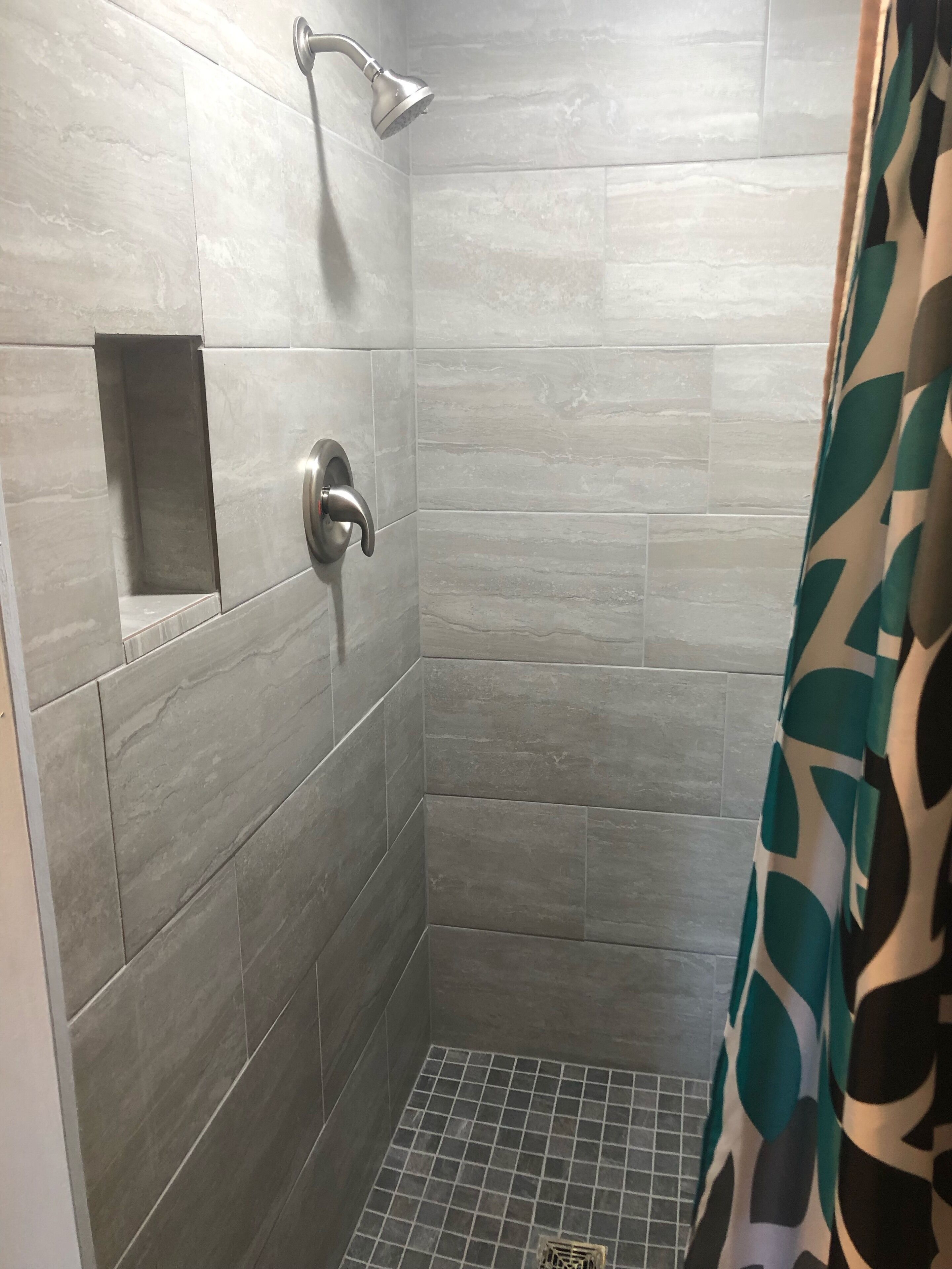 Douche, serviettes fournies, papier toilette