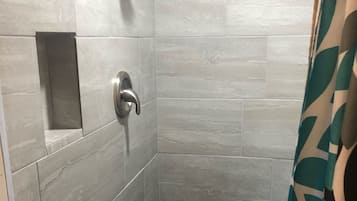 Douche, serviettes fournies, papier toilette