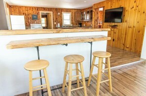 Fridge, oven, stovetop, coffee/tea maker