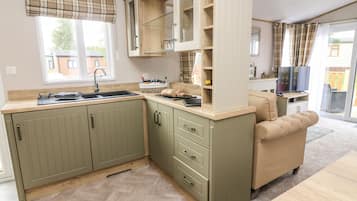 Cottage | Private kitchen | Fridge, electric kettle, toaster, cookware/dishes/utensils