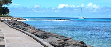 Una spiaggia nelle vicinanze, lettini da mare, teli da spiaggia