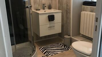 Douche, serviettes fournies, savon, shampoing