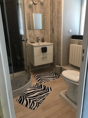 Chuveiro, toalhas de banho, sabonete, shampoo