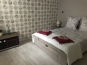 2 quartos, berço de viagem, Wi-Fi de cortesia, roupa de cama