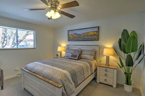 4 slaapkamers, een bureau, een strijkplank/strijkijzer, reisbedje