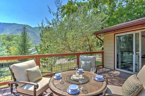 Cozy Home w/NEW Hot Tub &Large Deck,5Min to Pools!