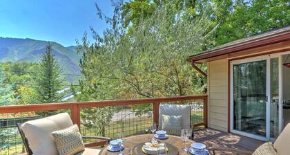 Cozy Home w/NEW Hot Tub &Large Deck,5Min to Pools!