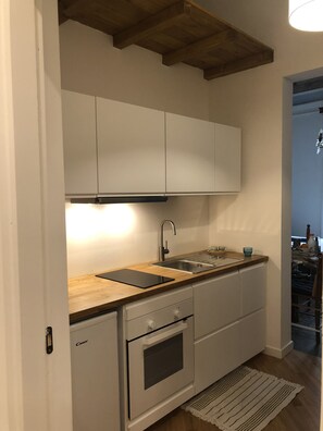 Fridge, oven, stovetop, coffee/tea maker