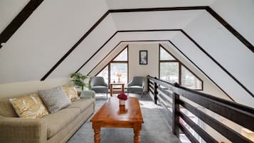 Smart TV, chimenea, futbolito y tenis de mesa