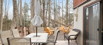 Mountain Chalet Retreat 4 bedrooms,3 baths,hot tub, sauna, game room, firepit 