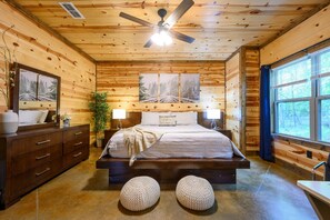 2 bedrooms, desk, travel cot, free WiFi