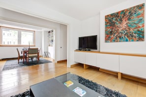 Appartement de base, 2 lits doubles | Salle de séjour | Téléviseur