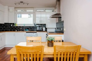 Basic Apartment, 1 King Bed with Sofa bed | Private kitchen | Fridge, microwave, oven, stovetop - Modern 1 Bedroom Apartment in Trendy Old Street (London)