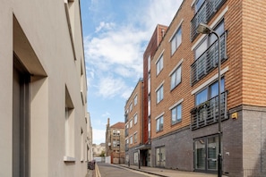 Exterior - Modern 2 Bedroom Apartment in Homerton (London)