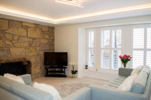 Basic Apartment, 1 Queen Bed | Living room | TV, fireplace - Bright 1 Bedroom City Centre Home With Historic Twist (Edinburgh)