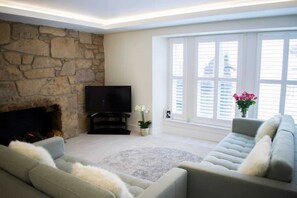 Basic Apartment, 1 Queen Bed | Living room | TV, fireplace - Bright 1 Bedroom City Centre Home With Historic Twist (Edinburgh)