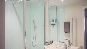 Basic-Apartment, 1 Queen-Bett | Badezimmer | Dusche, Haartrockner, Handtücher, Seife