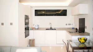 Basic-Apartment, 1 Queen-Bett | Eigene Küche | Wasserkocher mit Kaffee-/Teezubehör, Kühlschrank, Mikrowelle, Ofen