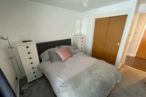 Apartamento básico, varias camas | 2 dormitorios y espacio para trabajar con un portátil