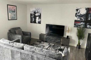 Basic-Apartment, Mehrere Betten | Wohnzimmer