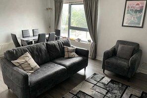 Basic-Apartment, Mehrere Betten | Wohnzimmer