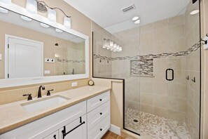 Badewanne, Haartrockner, Handtücher