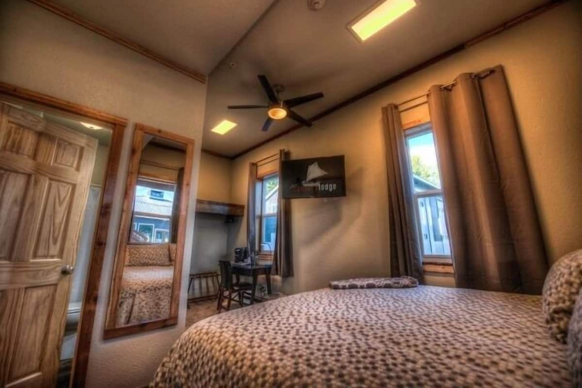 3 bedrooms, desk, laptop workspace, iron/ironing board