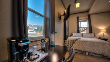 Classic Room, 1 King Bed | Desk, laptop workspace, iron/ironing board, free WiFi