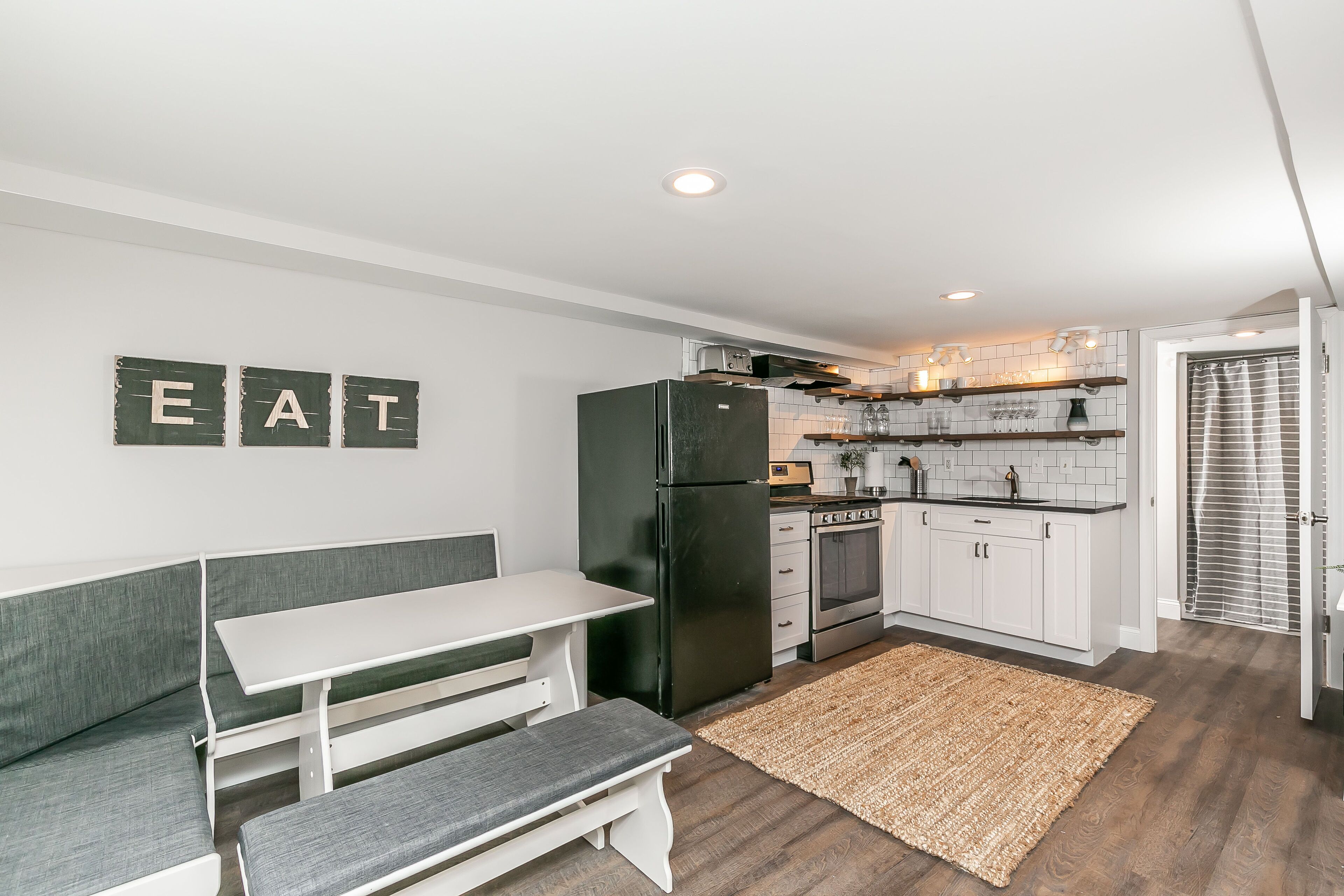 Frigorífico, microondas, horno y placa de cocina