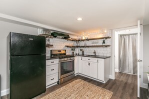 Fridge, microwave, oven, stovetop - * Private Suite Full of Style & Comfort * (Lutherville-Timonium)