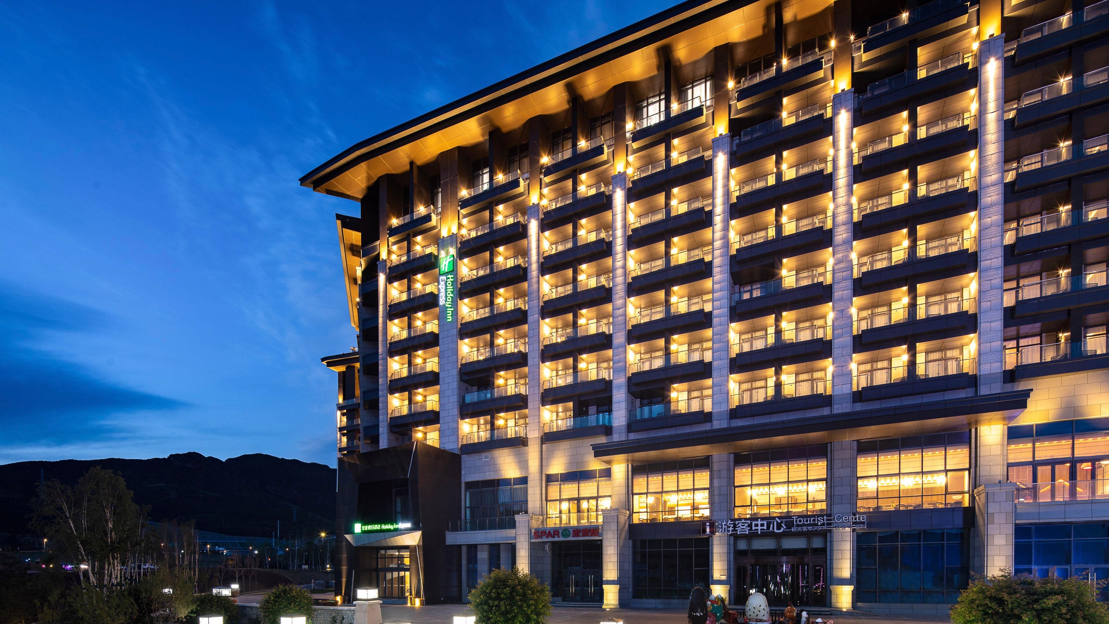 A multi-story hotel with balconies, a Holiday Inn Express sign, and a Tourist Center.