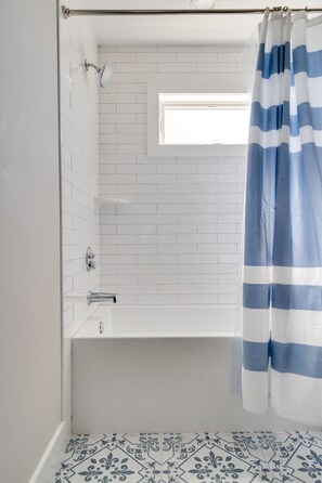 Combined shower/tub
