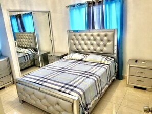 3 slaapkamers, een strijkplank/strijkijzer, reisbedje, gratis wifi