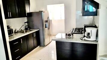 Réfrigérateur, micro-ondes, four, lave-vaisselle