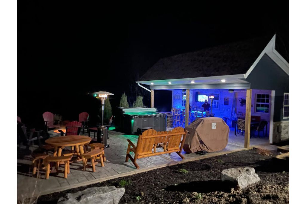 Large home with Game Room, Outdoor Bar, & Hot Tub!