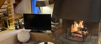 **SUPERBE CHALET DE CHARME, 6-8 PERS, 50M DES PISTES, DUPLEX AU BORD DE RIVIERE