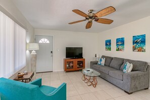 Smart TV - Relaxing Cottage blocks to Downtown, Beach, & River~Kayaks & bikes are provided! (Cocoa Beach)