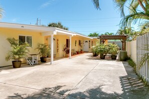 Exterior - Relaxing Cottage blocks to Downtown, Beach, & River~Kayaks & bikes are provided! (Cocoa Beach)